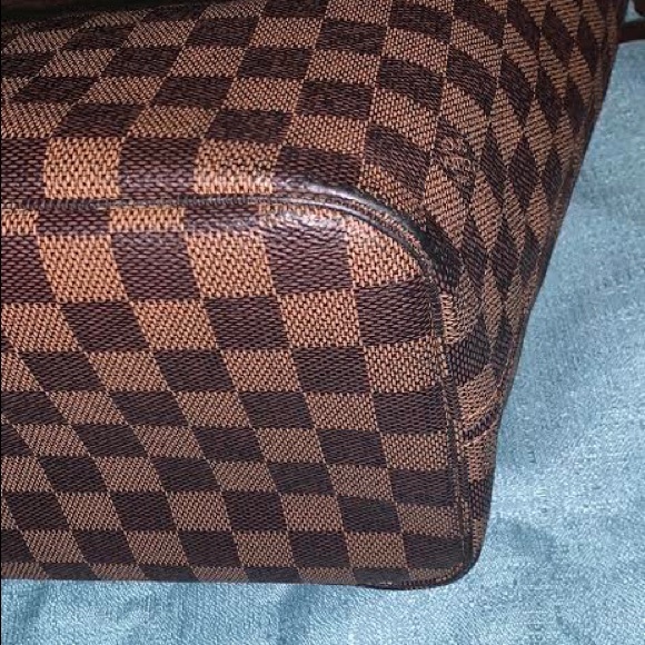 Showing Louis Vuitton Neverfull MM - Picture 4 of 4